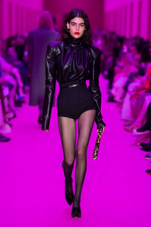 مجموعة Sportmax لخريف وشتاء 2022 تتغنّى بالأنوثة الطاغية