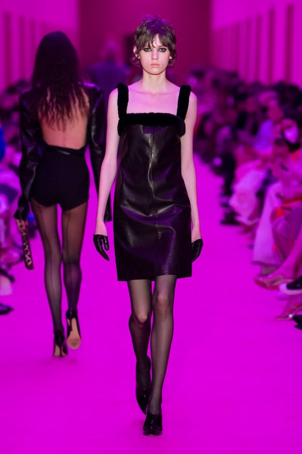 مجموعة Sportmax لخريف وشتاء 2022 تتغنّى بالأنوثة الطاغية