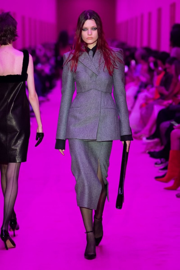 مجموعة Sportmax لخريف وشتاء 2022 تتغنّى بالأنوثة الطاغية