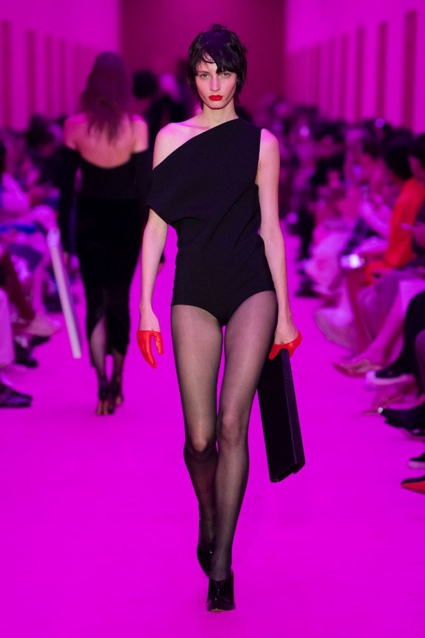 مجموعة Sportmax لخريف وشتاء 2022 تتغنّى بالأنوثة الطاغية