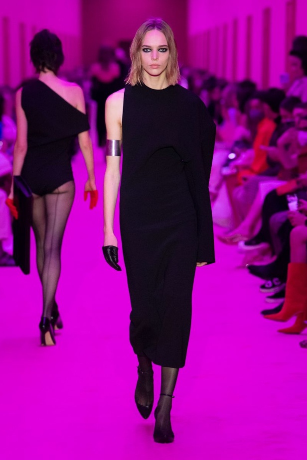 مجموعة Sportmax لخريف وشتاء 2022 تتغنّى بالأنوثة الطاغية