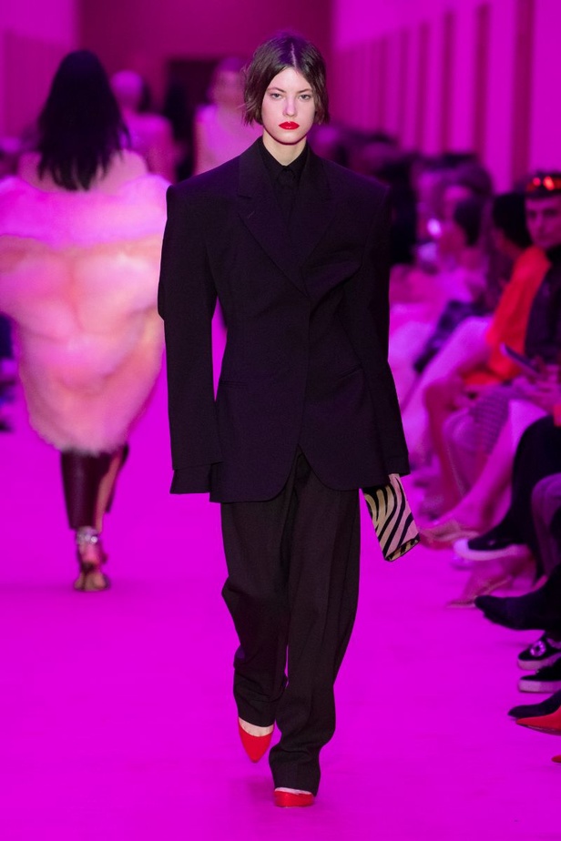 مجموعة Sportmax لخريف وشتاء 2022 تتغنّى بالأنوثة الطاغية