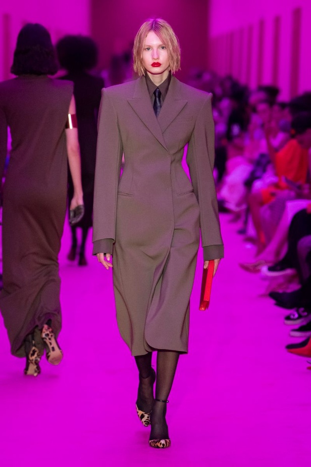 مجموعة Sportmax لخريف وشتاء 2022 تتغنّى بالأنوثة الطاغية