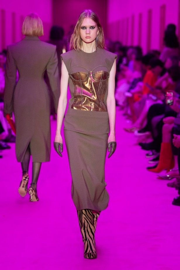 مجموعة Sportmax لخريف وشتاء 2022 تتغنّى بالأنوثة الطاغية