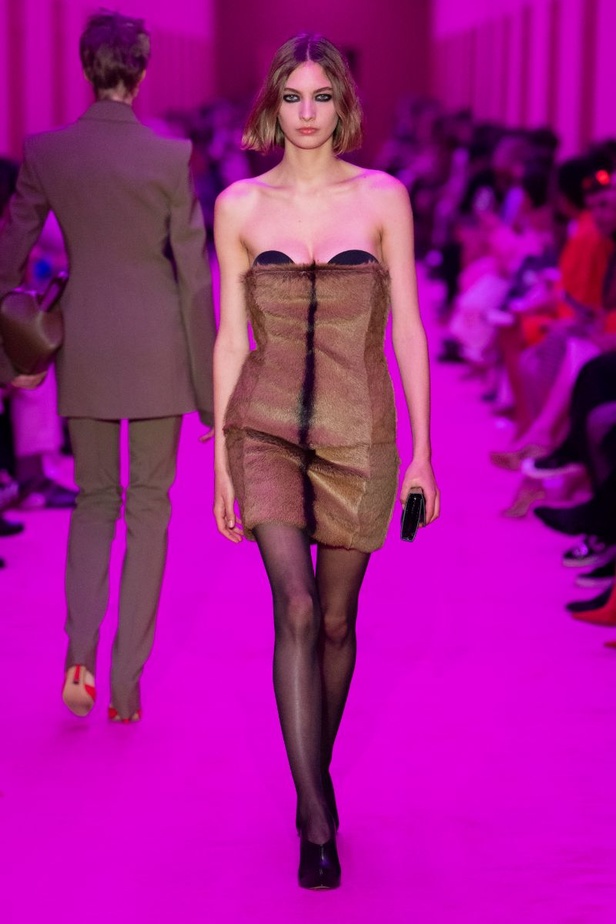 مجموعة Sportmax لخريف وشتاء 2022 تتغنّى بالأنوثة الطاغية