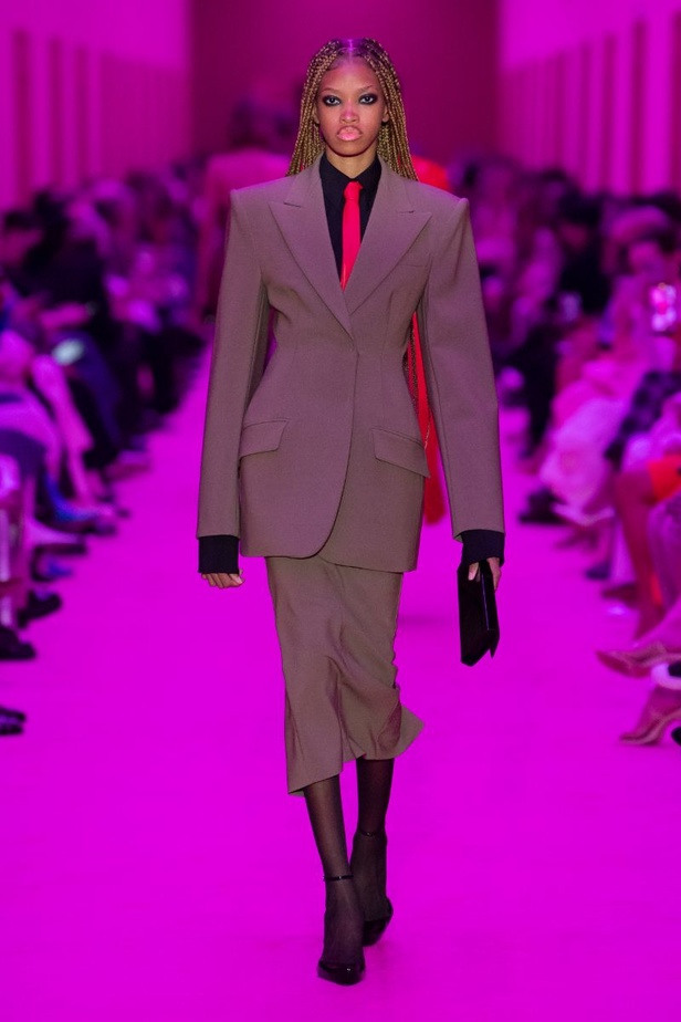 مجموعة Sportmax لخريف وشتاء 2022 تتغنّى بالأنوثة الطاغية