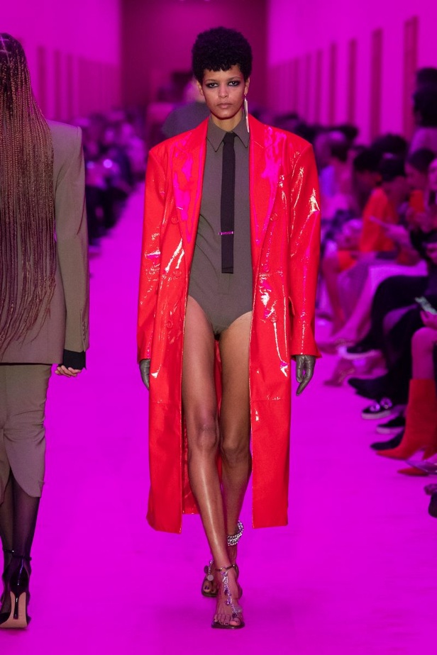 مجموعة Sportmax لخريف وشتاء 2022 تتغنّى بالأنوثة الطاغية