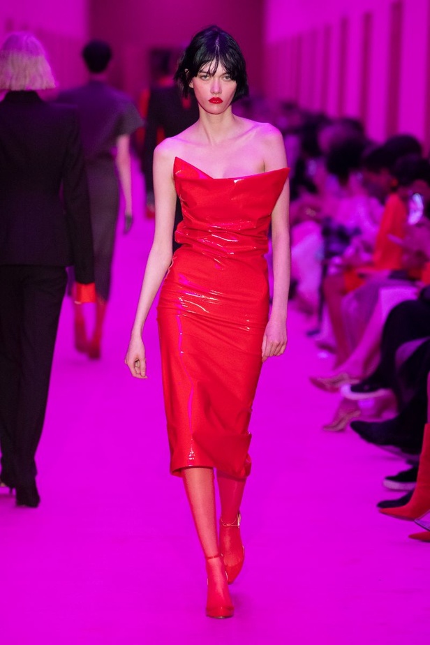 مجموعة Sportmax لخريف وشتاء 2022 تتغنّى بالأنوثة الطاغية