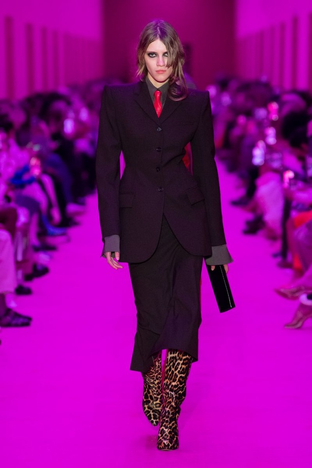 مجموعة Sportmax لخريف وشتاء 2022 تتغنّى بالأنوثة الطاغية