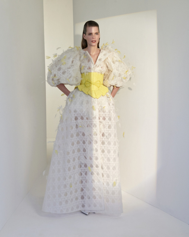 مجموعة قزي وأسطا من الألبسة الفاخرة لربيع وصيف 2022