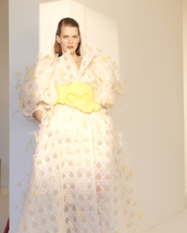 مجموعة قزي وأسطا من الألبسة الفاخرة لربيع وصيف 2022