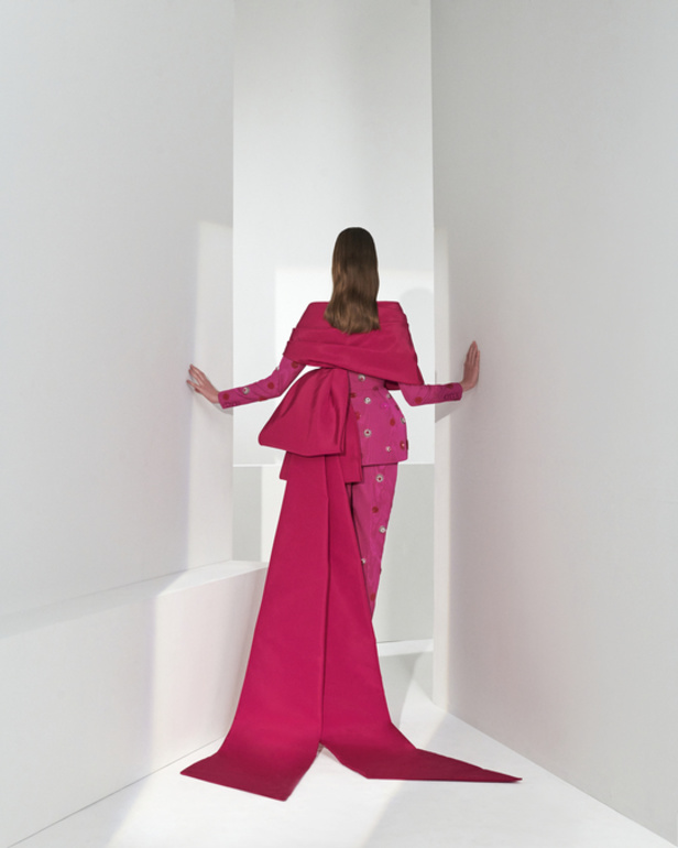 مجموعة قزي وأسطا من الألبسة الفاخرة لربيع وصيف 2022