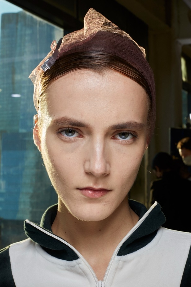 تسريحات شعر ومكياج مجموعة Tory Burch لموسم خريف وشتاء 2022 