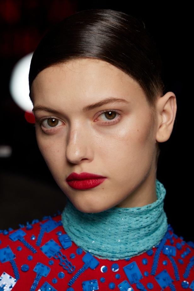 تسريحات شعر ومكياج مجموعة Tory Burch لموسم خريف وشتاء 2022 