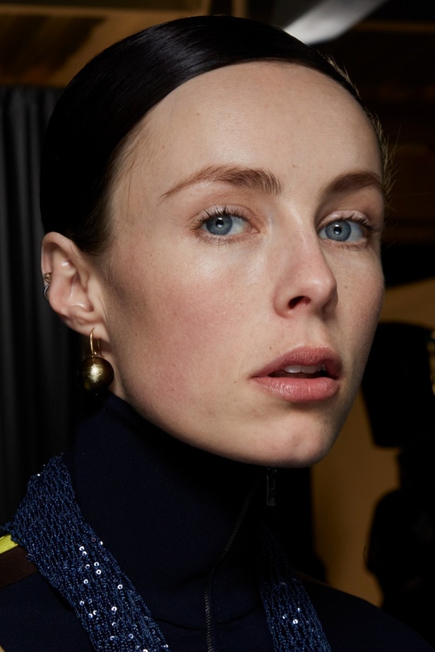 تسريحات شعر ومكياج مجموعة Tory Burch لموسم خريف وشتاء 2022 