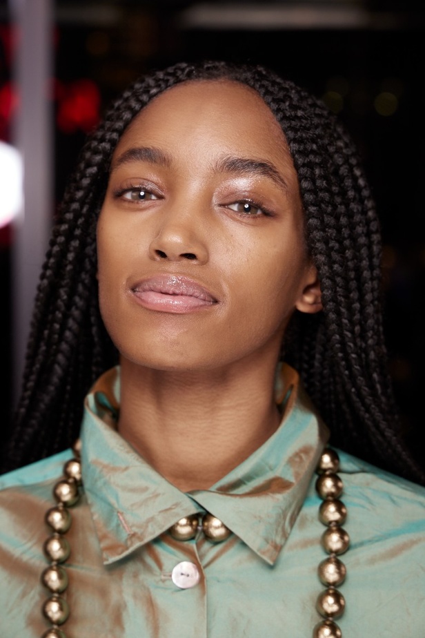 تسريحات شعر ومكياج مجموعة Tory Burch لموسم خريف وشتاء 2022 