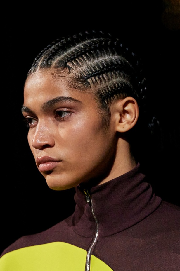 تسريحات شعر ومكياج مجموعة Tory Burch لموسم خريف وشتاء 2022 