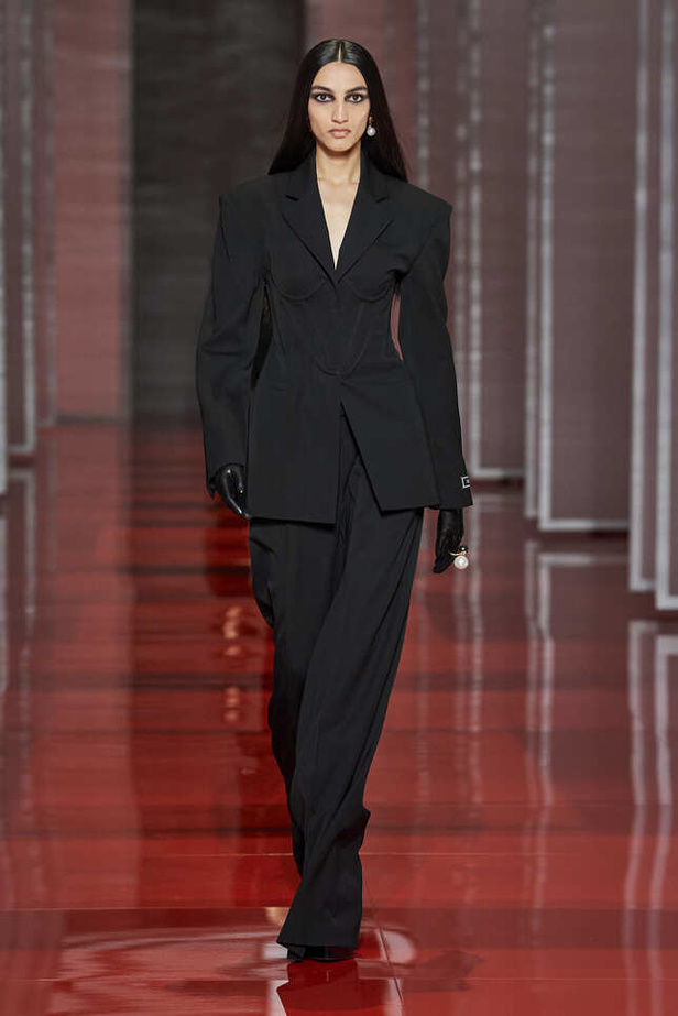 الألوان الصاخبة والمرأة الجريئة في مجموعة Versace لخريف وشتاء 2022