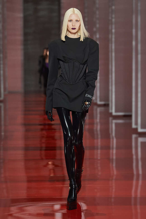 الألوان الصاخبة والمرأة الجريئة في مجموعة Versace لخريف وشتاء 2022