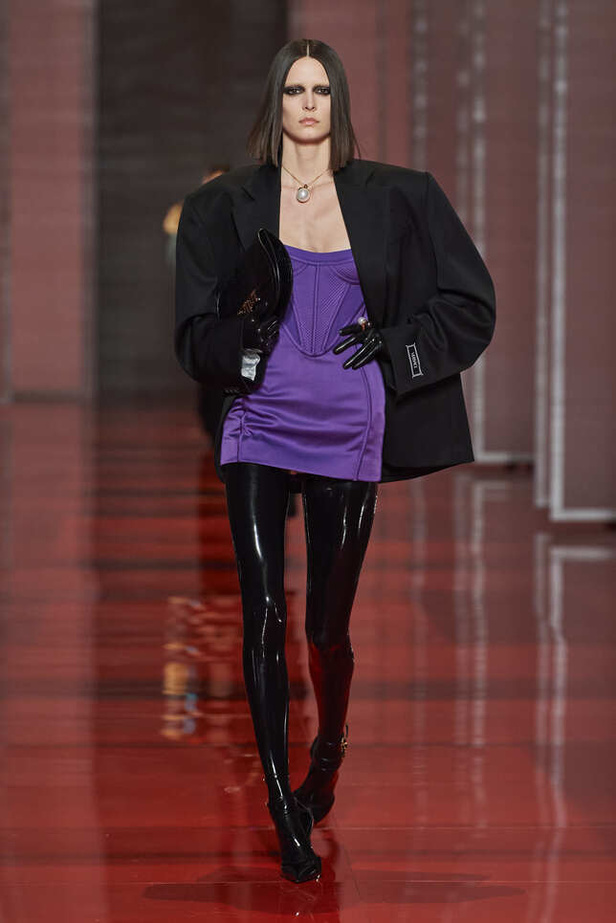 الألوان الصاخبة والمرأة الجريئة في مجموعة Versace لخريف وشتاء 2022