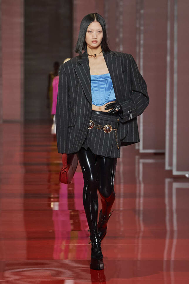 الألوان الصاخبة والمرأة الجريئة في مجموعة Versace لخريف وشتاء 2022