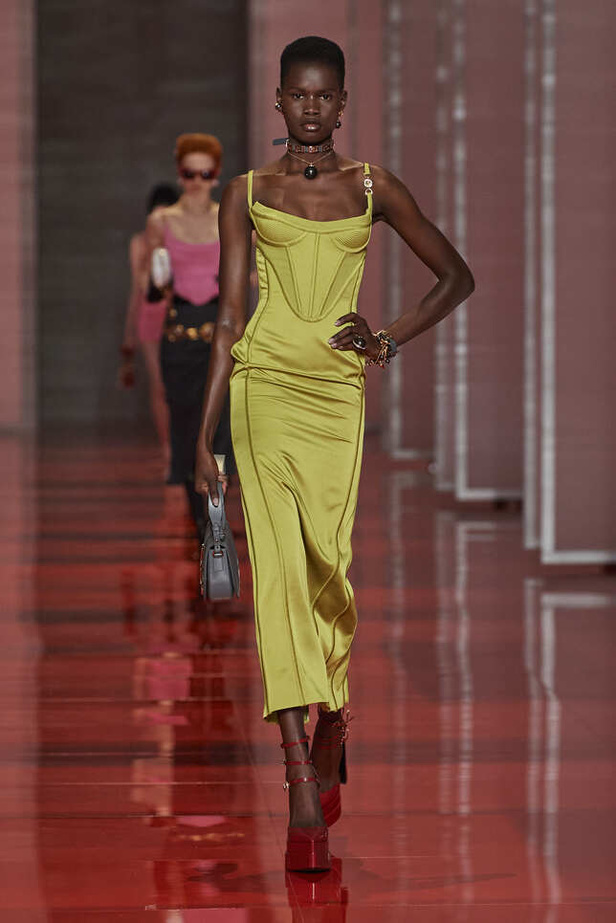 الألوان الصاخبة والمرأة الجريئة في مجموعة Versace لخريف وشتاء 2022