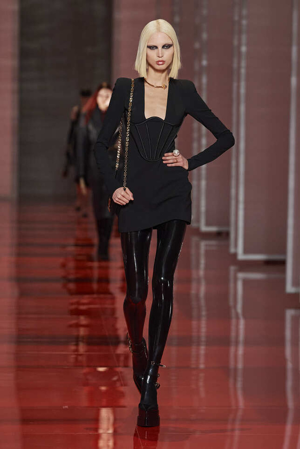 الألوان الصاخبة والمرأة الجريئة في مجموعة Versace لخريف وشتاء 2022