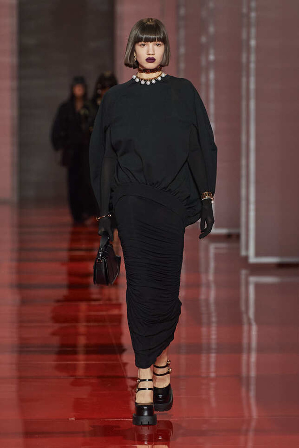 الألوان الصاخبة والمرأة الجريئة في مجموعة Versace لخريف وشتاء 2022