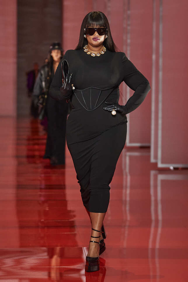 الألوان الصاخبة والمرأة الجريئة في مجموعة Versace لخريف وشتاء 2022