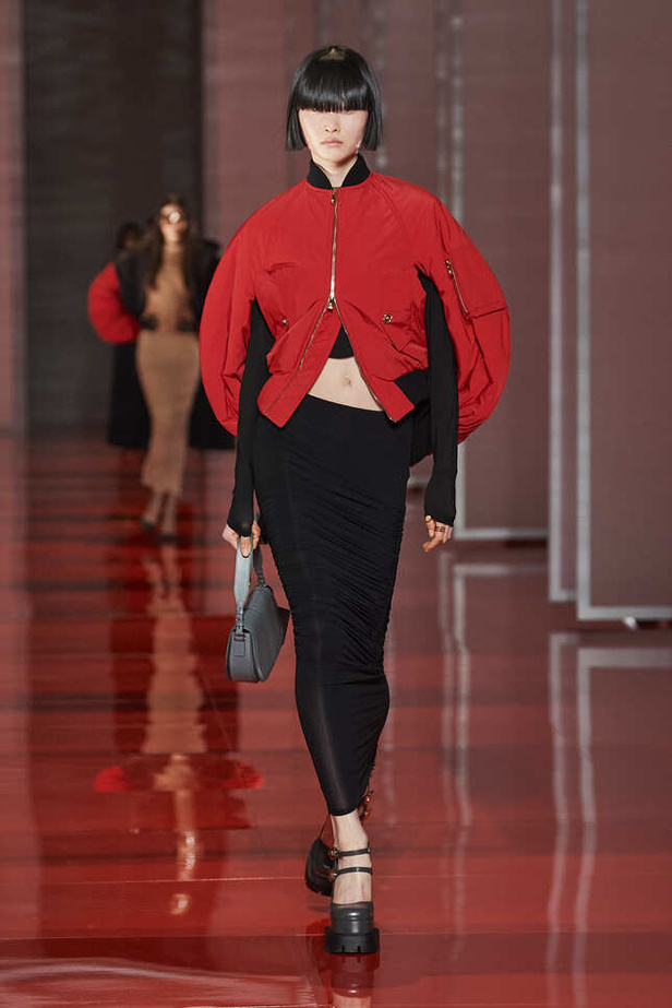 الألوان الصاخبة والمرأة الجريئة في مجموعة Versace لخريف وشتاء 2022