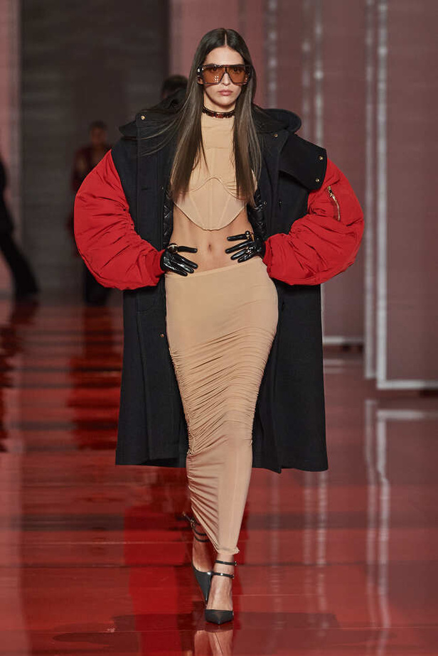 الألوان الصاخبة والمرأة الجريئة في مجموعة Versace لخريف وشتاء 2022