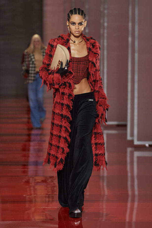 الألوان الصاخبة والمرأة الجريئة في مجموعة Versace لخريف وشتاء 2022