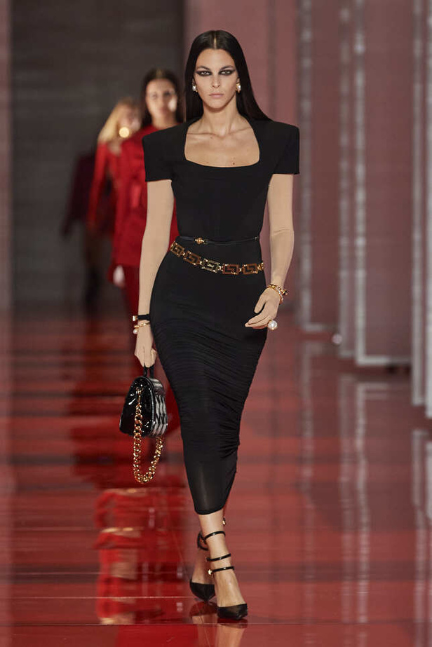 الألوان الصاخبة والمرأة الجريئة في مجموعة Versace لخريف وشتاء 2022