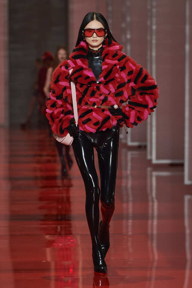 الألوان الصاخبة والمرأة الجريئة في مجموعة Versace لخريف وشتاء 2022