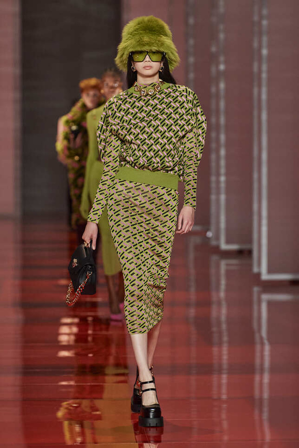 الألوان الصاخبة والمرأة الجريئة في مجموعة Versace لخريف وشتاء 2022