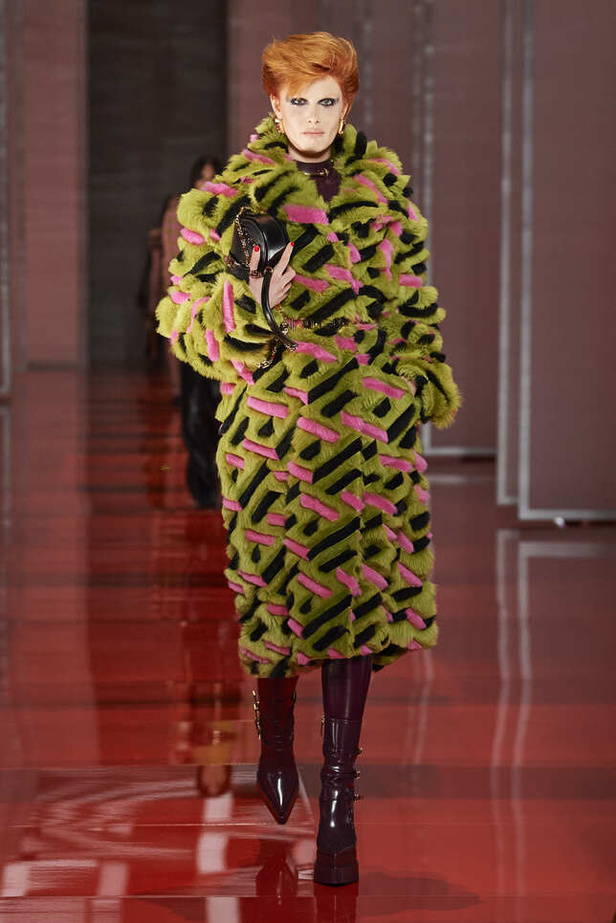 الألوان الصاخبة والمرأة الجريئة في مجموعة Versace لخريف وشتاء 2022