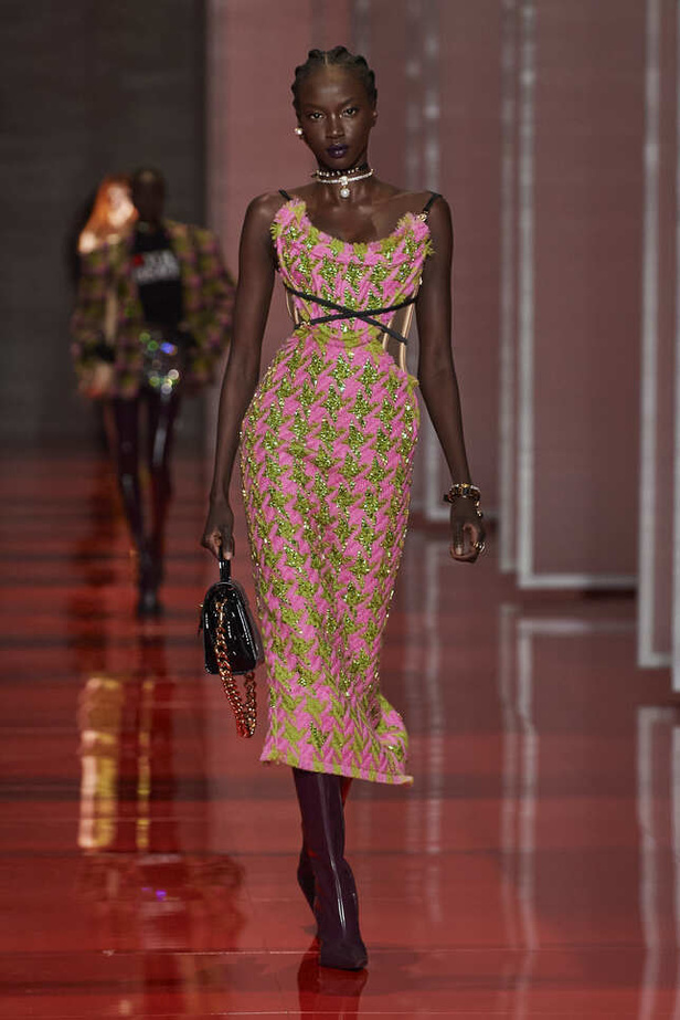 الألوان الصاخبة والمرأة الجريئة في مجموعة Versace لخريف وشتاء 2022