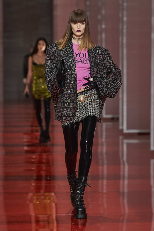 الألوان الصاخبة والمرأة الجريئة في مجموعة Versace لخريف وشتاء 2022