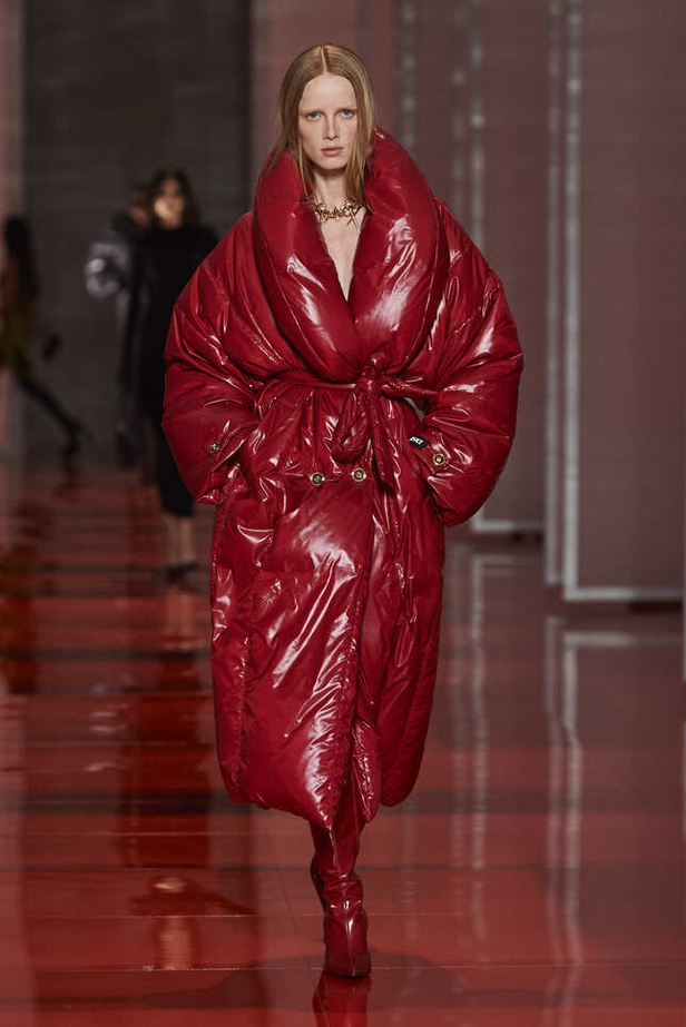 الألوان الصاخبة والمرأة الجريئة في مجموعة Versace لخريف وشتاء 2022