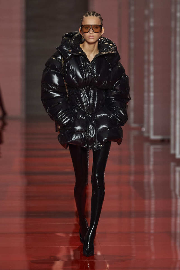 الألوان الصاخبة والمرأة الجريئة في مجموعة Versace لخريف وشتاء 2022