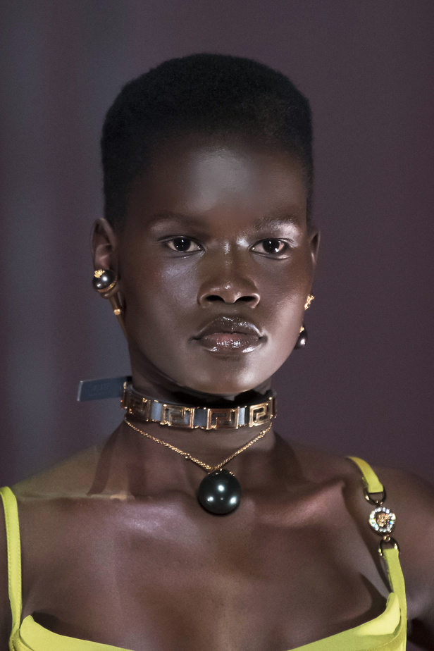 الألوان الصاخبة والمرأة الجريئة في مجموعة Versace لخريف وشتاء 2022