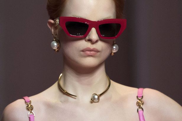 الألوان الصاخبة والمرأة الجريئة في مجموعة Versace لخريف وشتاء 2022