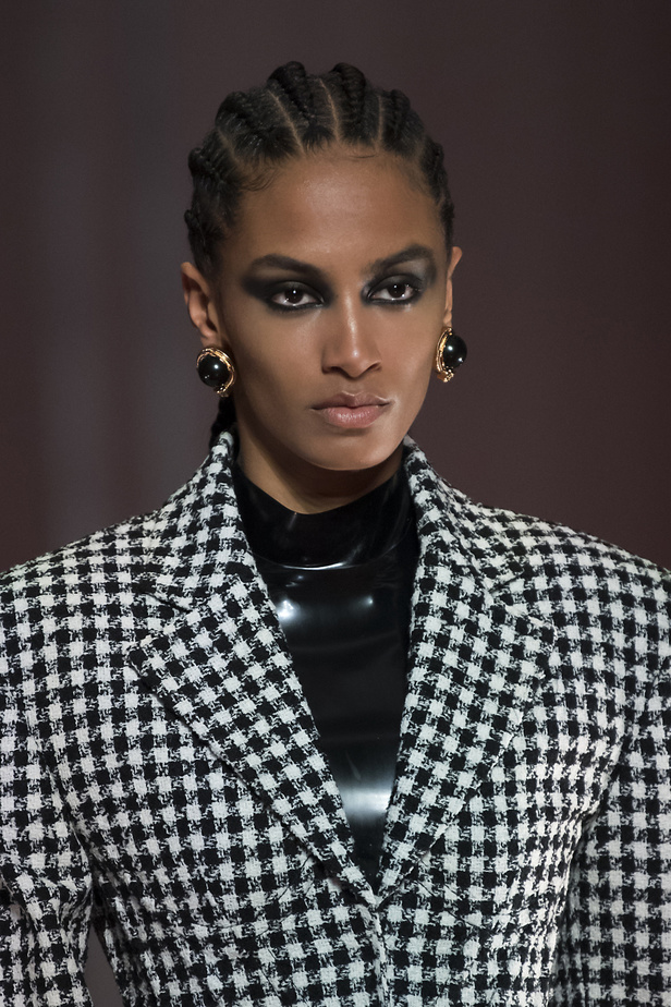 الألوان الصاخبة والمرأة الجريئة في مجموعة Versace لخريف وشتاء 2022