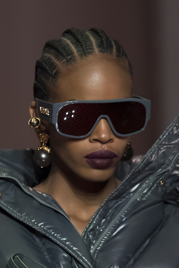 الألوان الصاخبة والمرأة الجريئة في مجموعة Versace لخريف وشتاء 2022