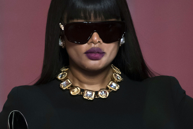 الألوان الصاخبة والمرأة الجريئة في مجموعة Versace لخريف وشتاء 2022