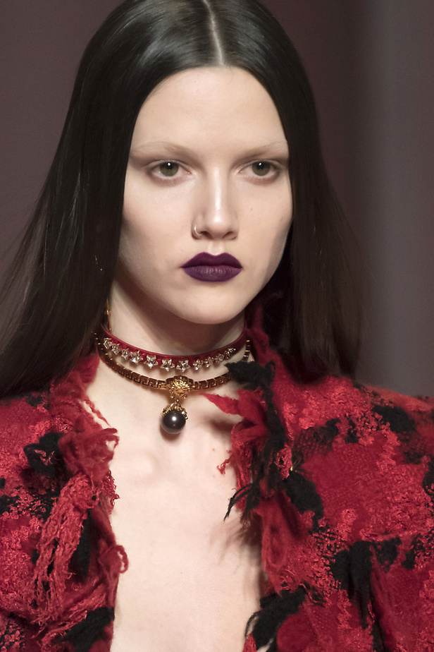 الألوان الصاخبة والمرأة الجريئة في مجموعة Versace لخريف وشتاء 2022