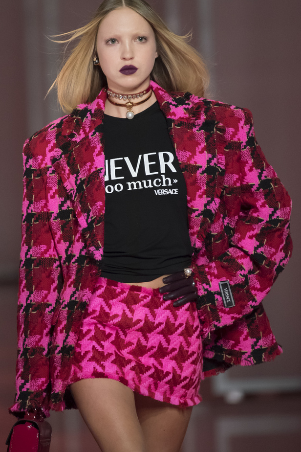 الألوان الصاخبة والمرأة الجريئة في مجموعة Versace لخريف وشتاء 2022