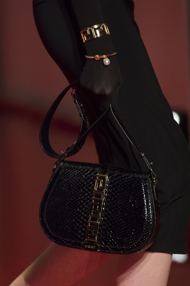 الألوان الصاخبة والمرأة الجريئة في مجموعة Versace لخريف وشتاء 2022