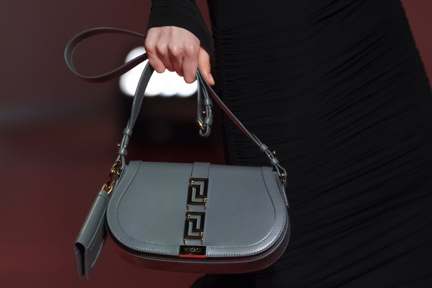 الألوان الصاخبة والمرأة الجريئة في مجموعة Versace لخريف وشتاء 2022