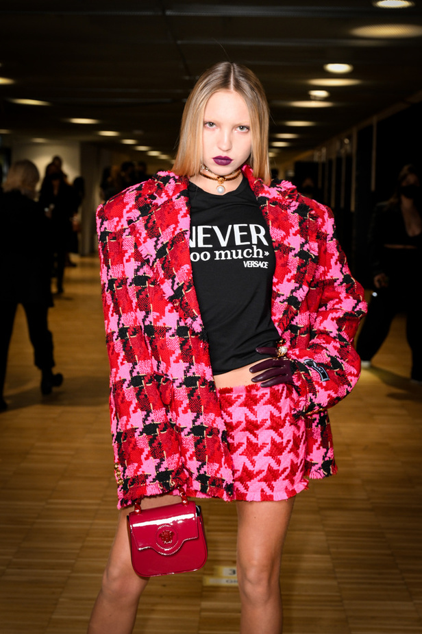 الألوان الصاخبة والمرأة الجريئة في مجموعة Versace لخريف وشتاء 2022